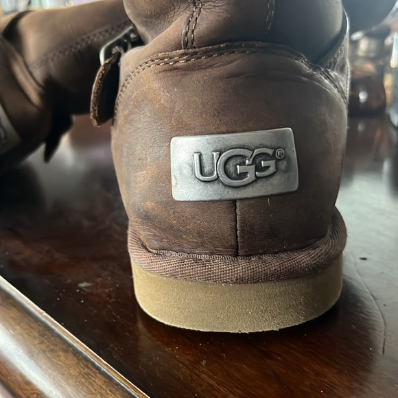 UGG shearling  bootsUgg (Silver); incredibly warm and stylish. Great condition! - Picture 4 of 8